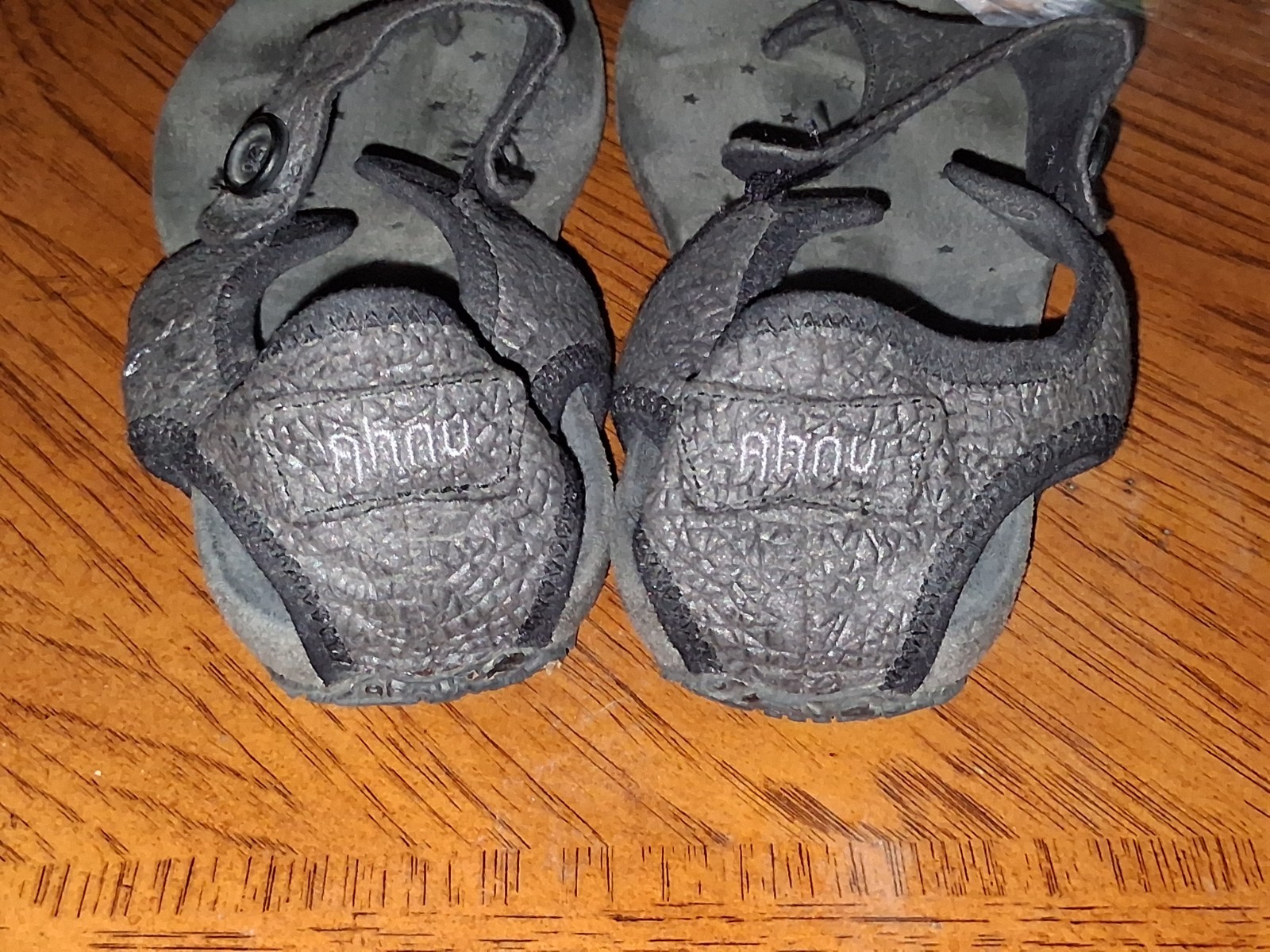 Ahnu Women’s Serena Thong Sandals Dark Gray Suede Leather Size 7 Comfy Shoes