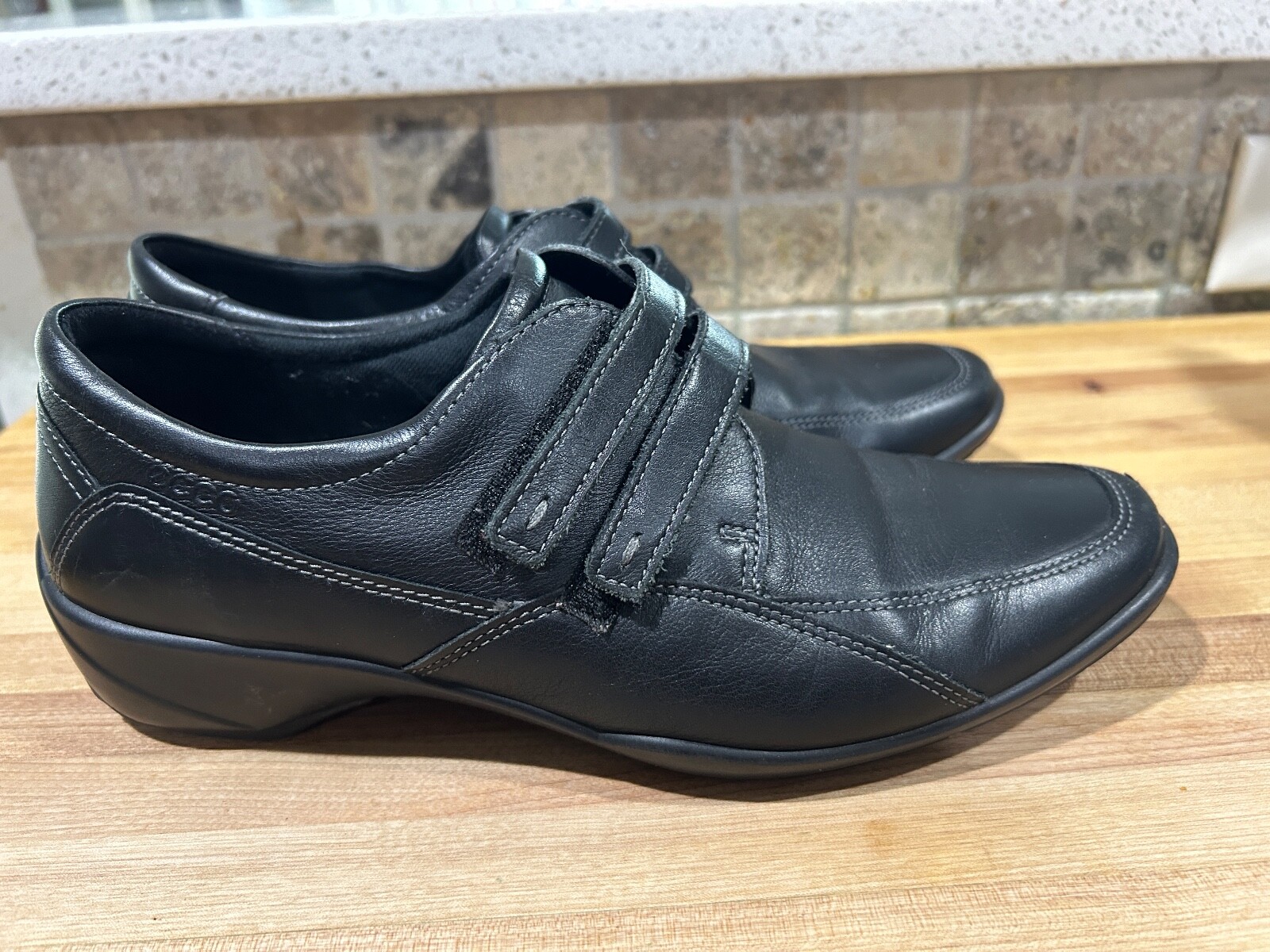 Ecco Black Women’s Size 38 US 7 Leather Upper Shoes Hook & Loop Straps