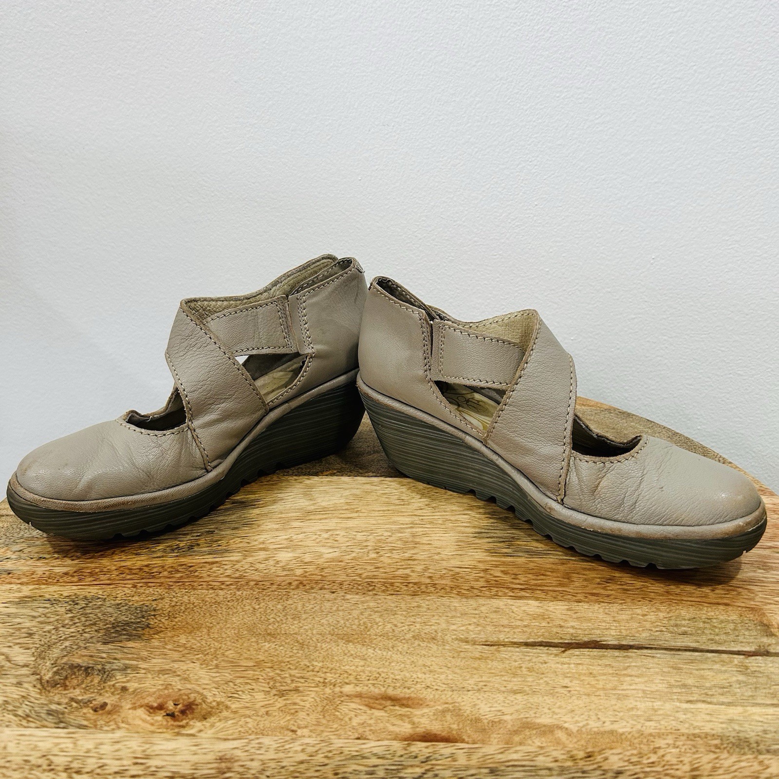 FLY LONDON Yogo Crossover Wedge Pumps 9.5 EU 40 Taupe Beige Walking Comfort