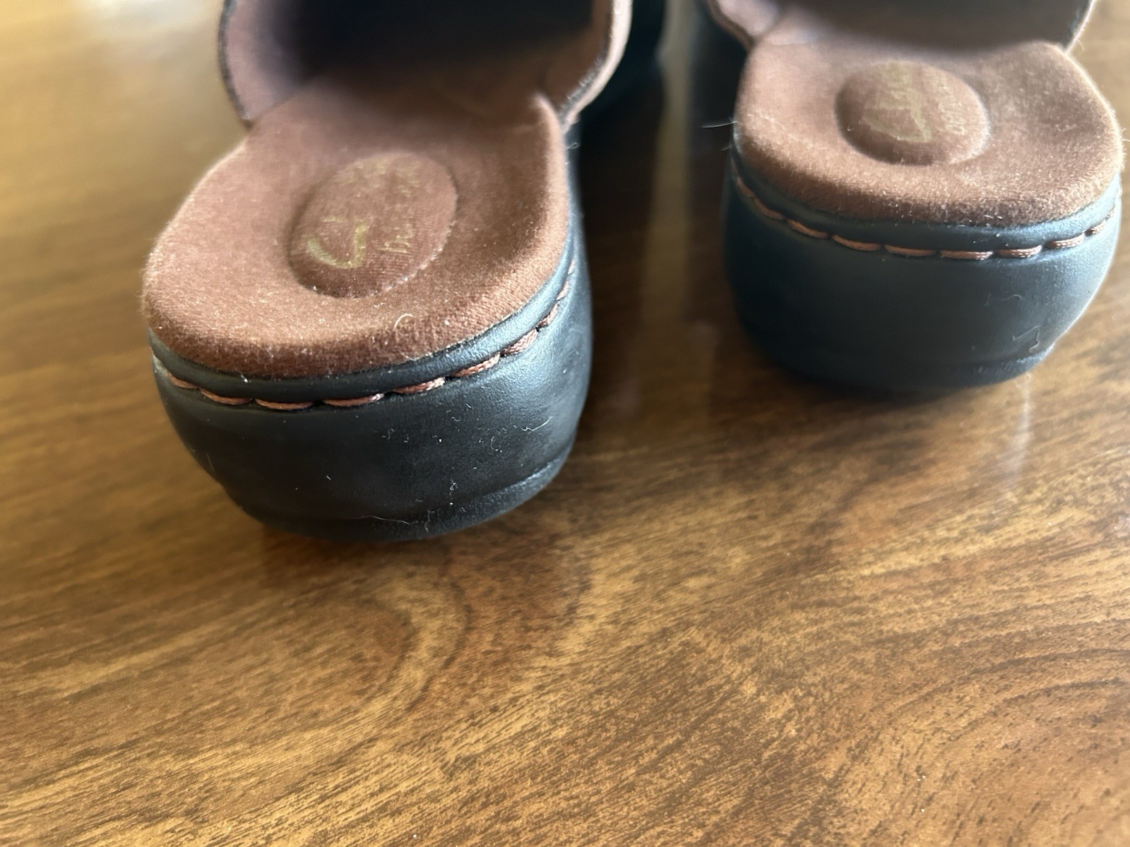 Clarks Bendables Brown Leather Slip On Mule Clog Shoes Women 9M Button Detail