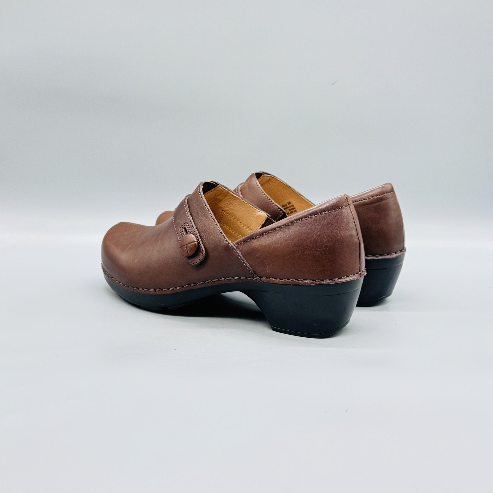 Dansko Shoes Womens 7.5 Brown Leather Clogs Slip On Button Comfort Casual NEW