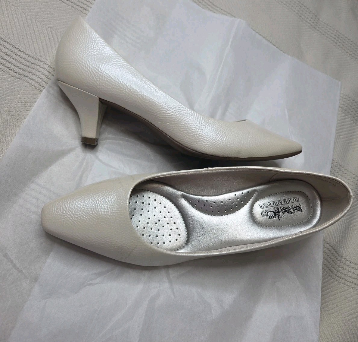 Coach Pearl White Patent Kitten Heel Pumps Women’s 8.5 Pointed Toe EUC