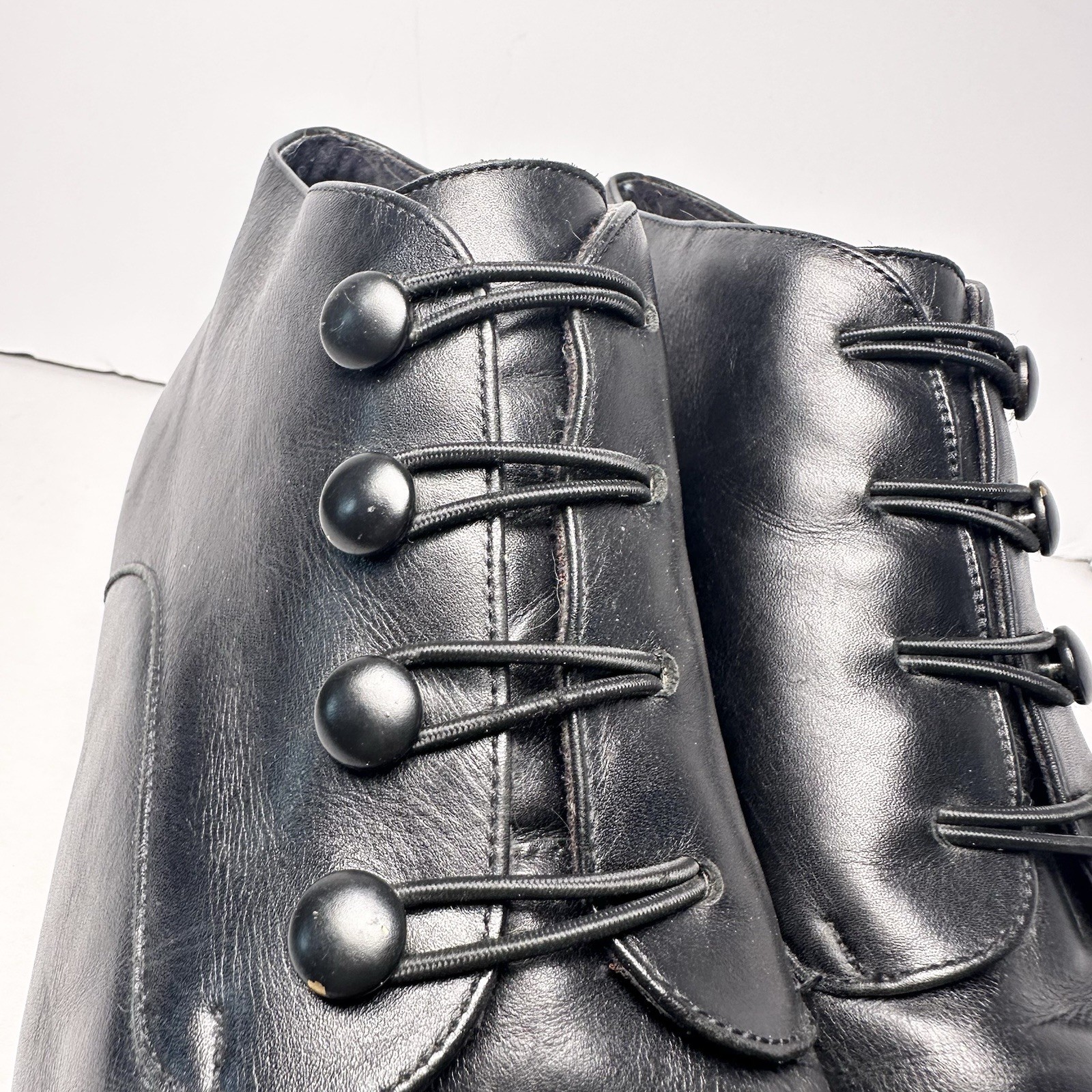 VTG Munro American Zurich Women’s Black Leather Ankle Boots-9-Button Up Witchy