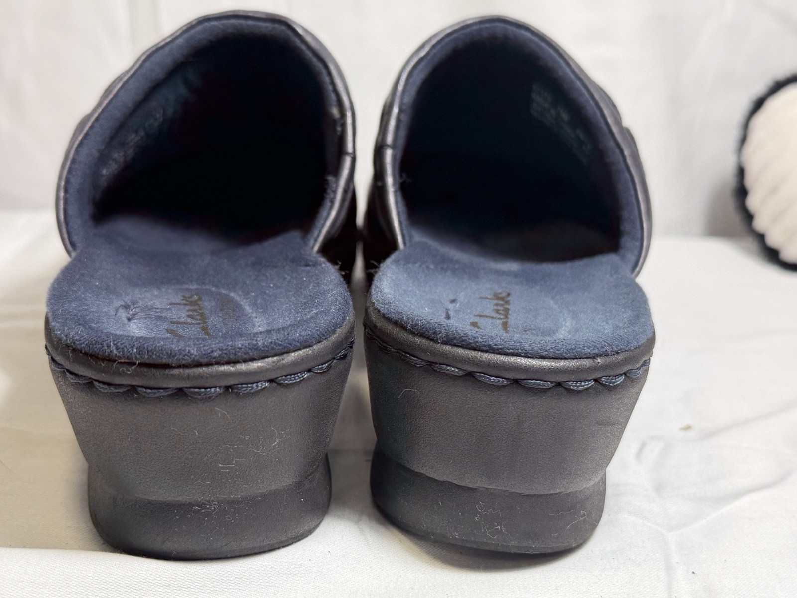 Clarks Leather Slip on Mules / Clogs – Women’s Size 7.5 M – Navy Blue