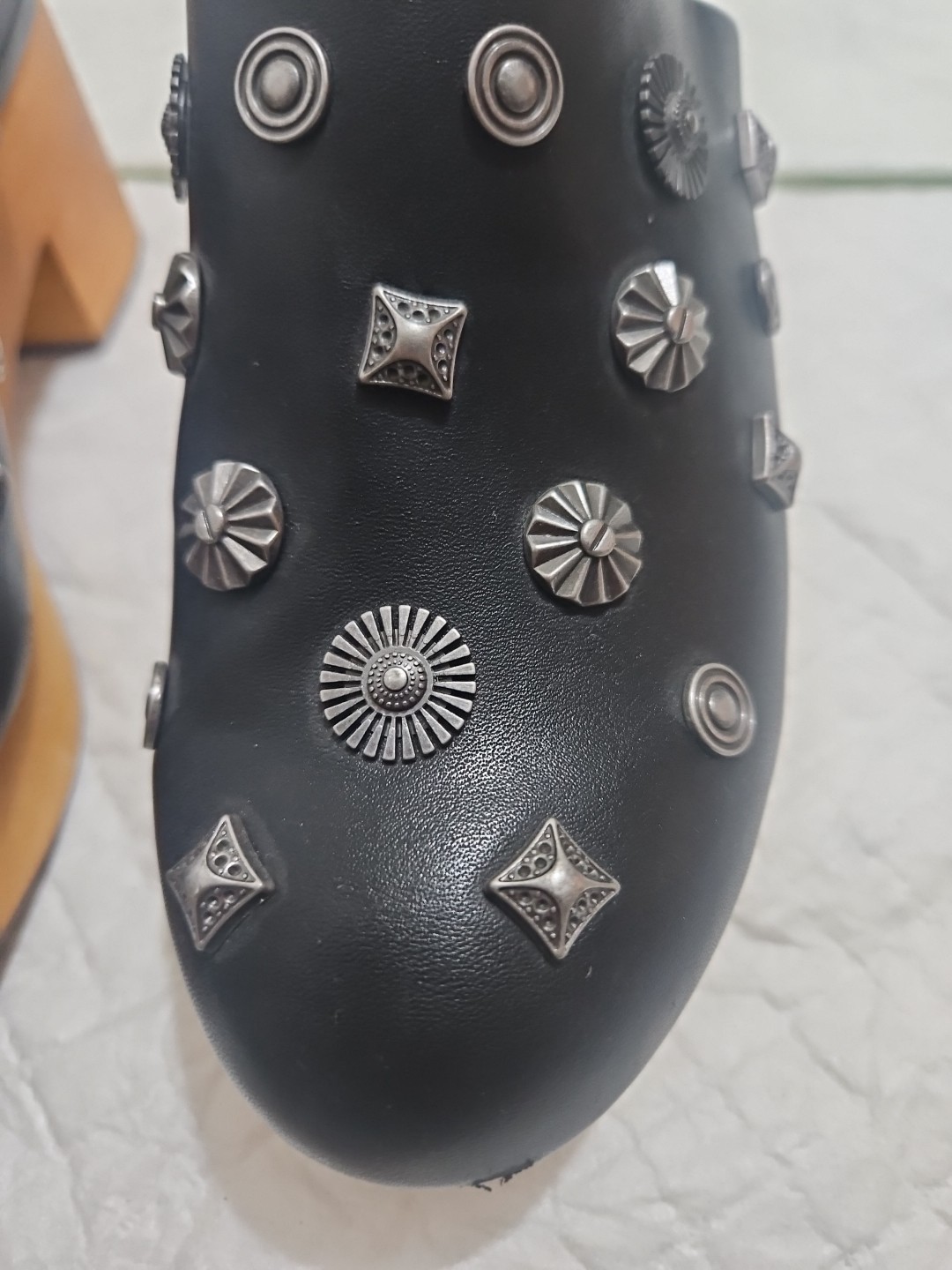 Urban Outfitters Blairwood Silver Studded Black Clogs Women’s Sz 8
