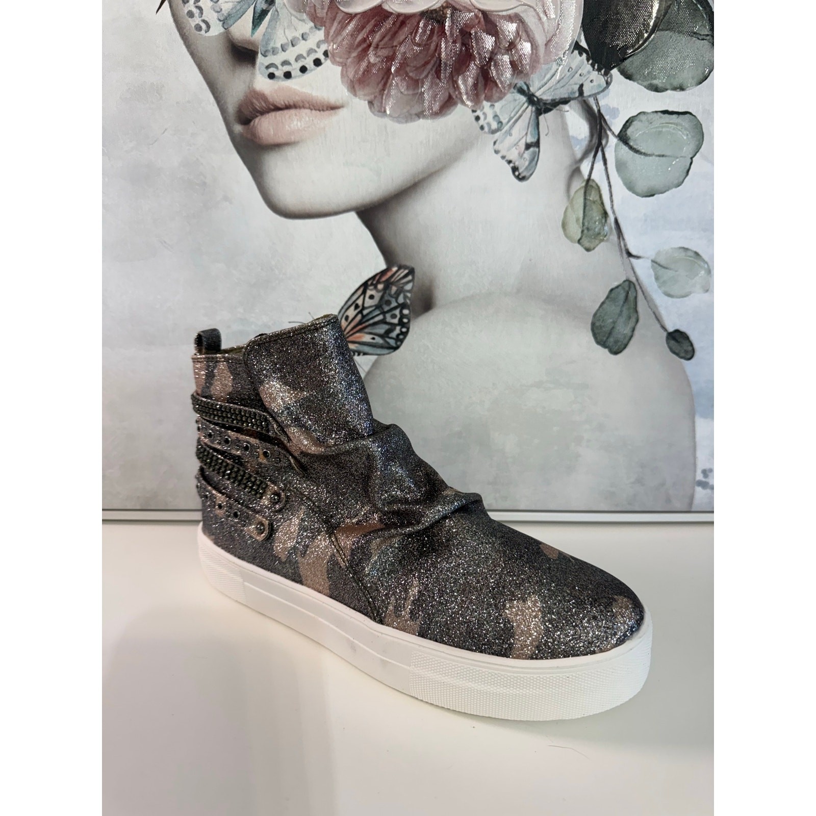 NOT RATED MULY SNEAKER IN CAMO Size 6.5