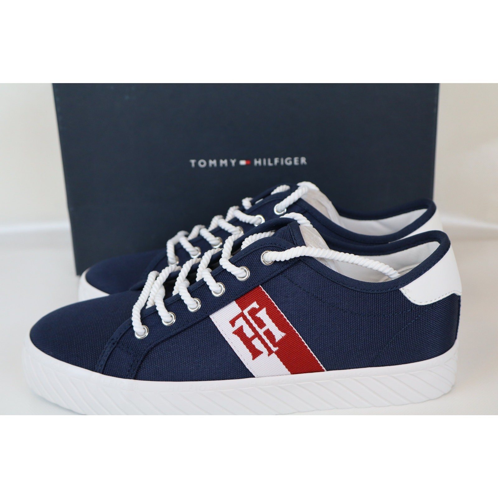 NEW Tommy Hilfiger Hartliy Sneakers Women’s Navy Blue Low Top Lace Up Size 9.5M