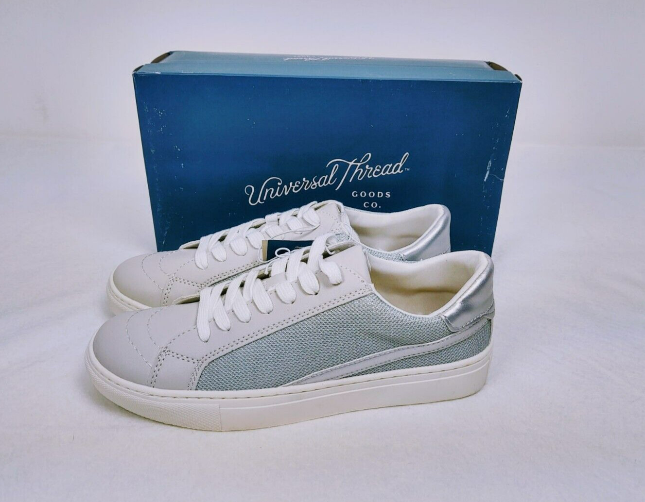 Universal Thread Brittin Sneakers Women’s Size 8 White Gray Low Top Casual Shoes