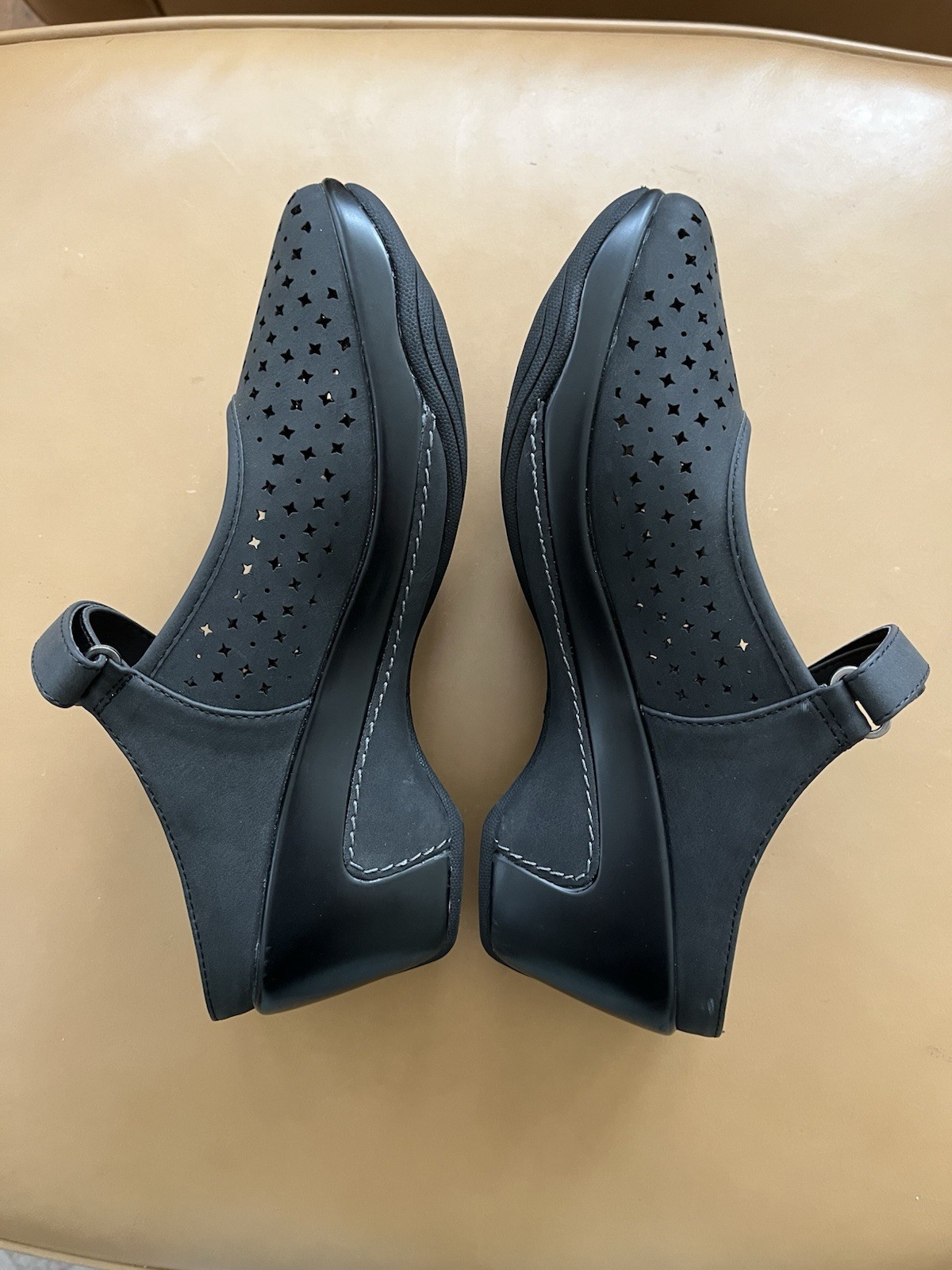 White Mountain Vinto Mary Jane Platform Clogs Women’s Size 8M Black Laser Cut