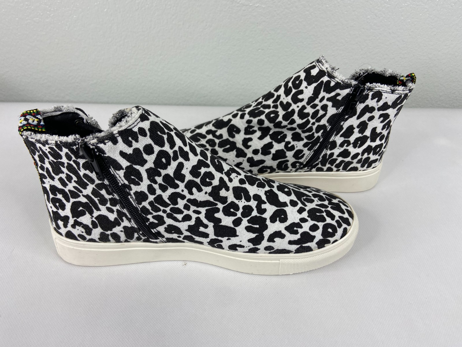 Very G Trinn Bootie Shoe White & Black Leopard Print Zip Lace Casual Sneaker