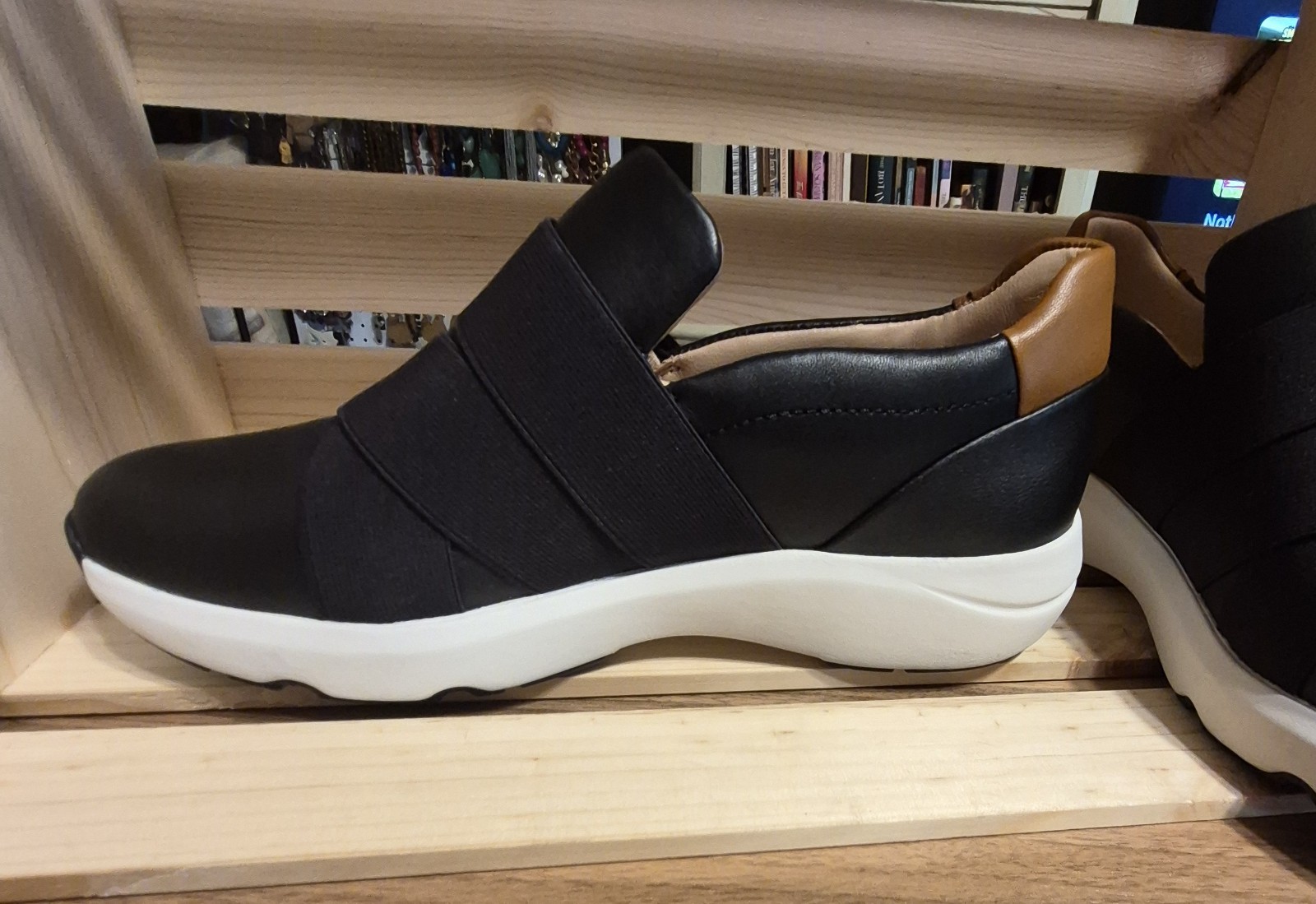 NWOB Clark’s Artisan Unstructured Tivoli Strap Blk Leather Sneakers Womens US 9