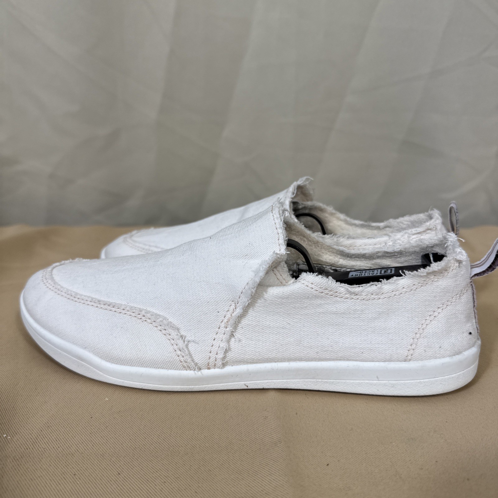 Vionic Beach Casual Shoes Womens Size 7 Medium White Fabric Comfort Distressed