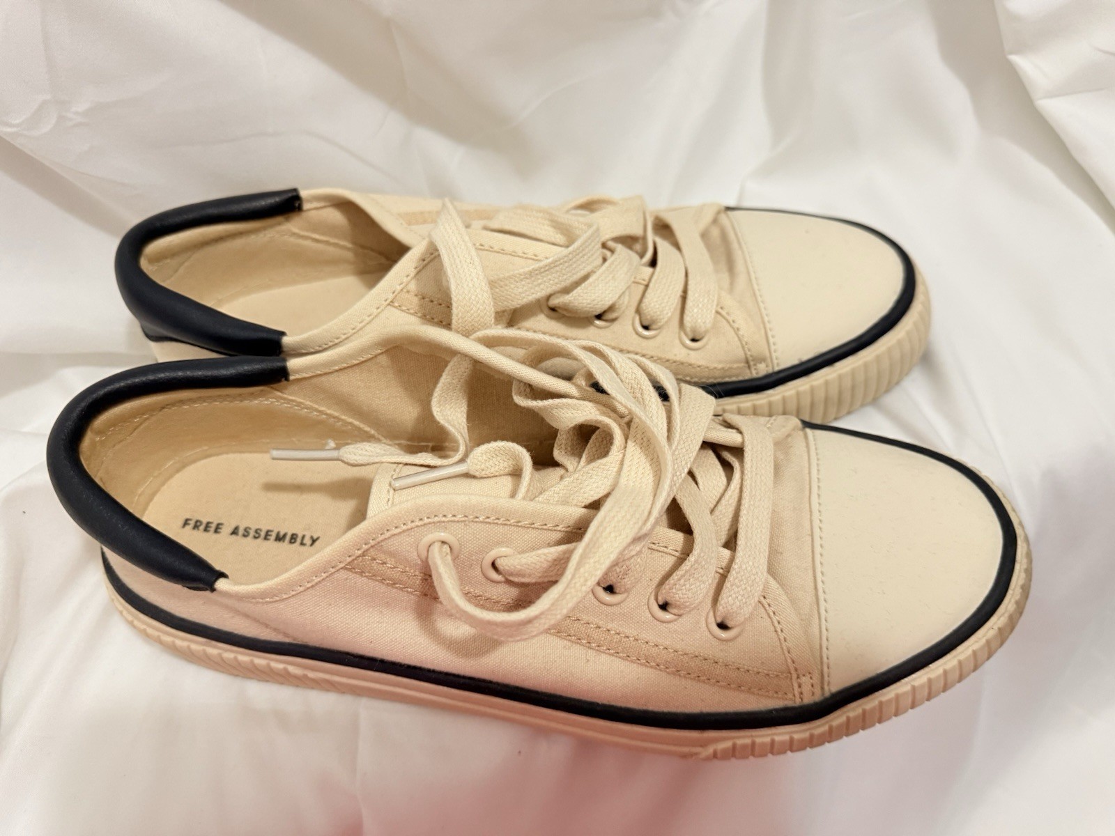 Free Assembly Canvas Low Top Sneaker Women Cream Sz 9 School