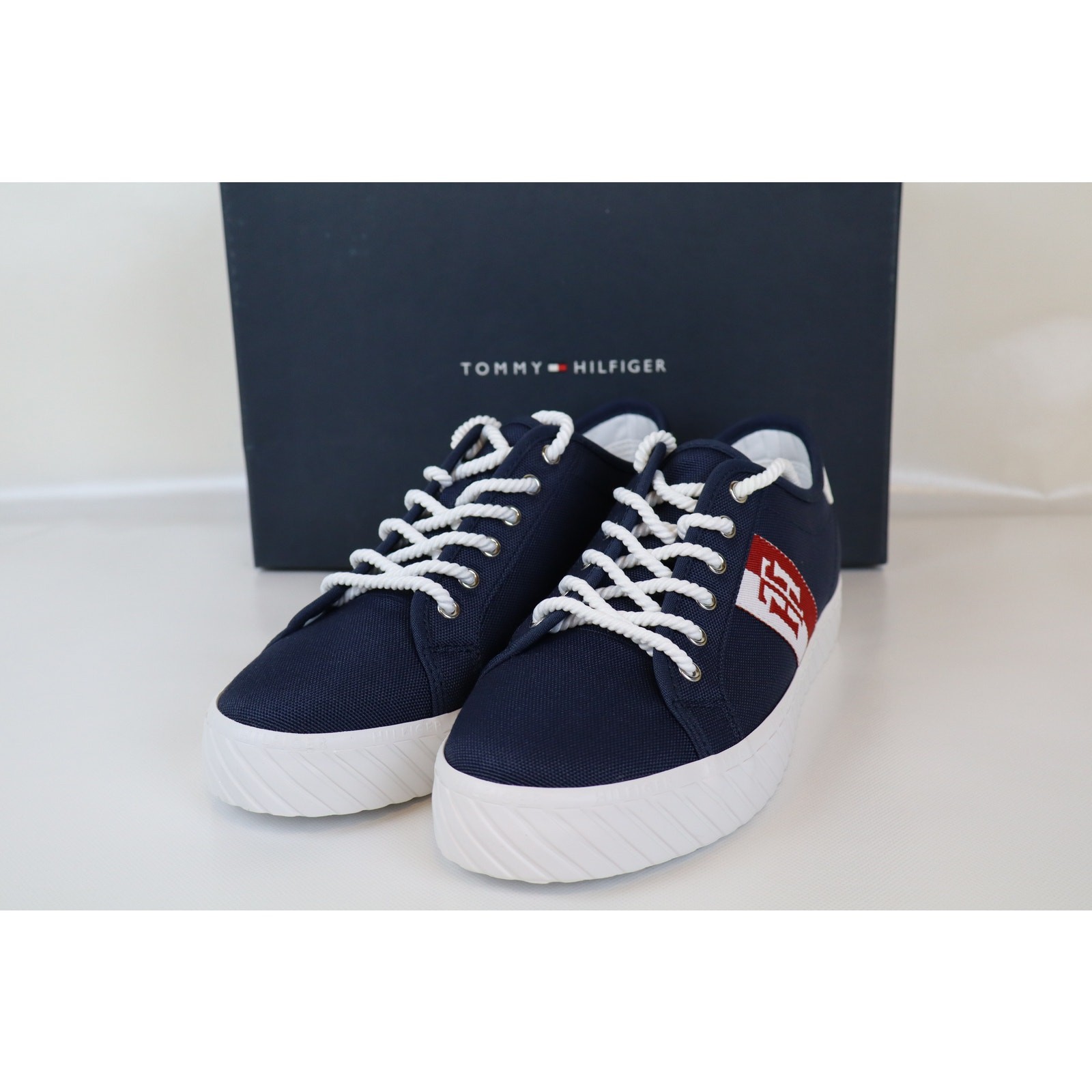 NEW Tommy Hilfiger Hartliy Sneakers Women’s Navy Blue Low Top Lace Up Size 9.5M