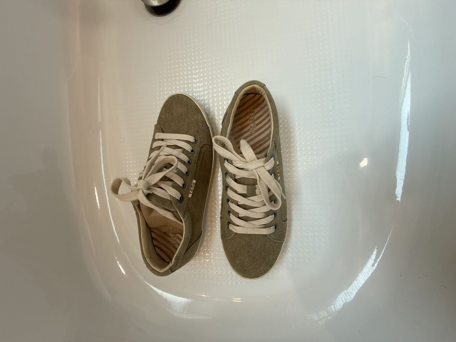 Womens TAOS Star Taupe Khaki Wash VGUC Sneakers Size 9