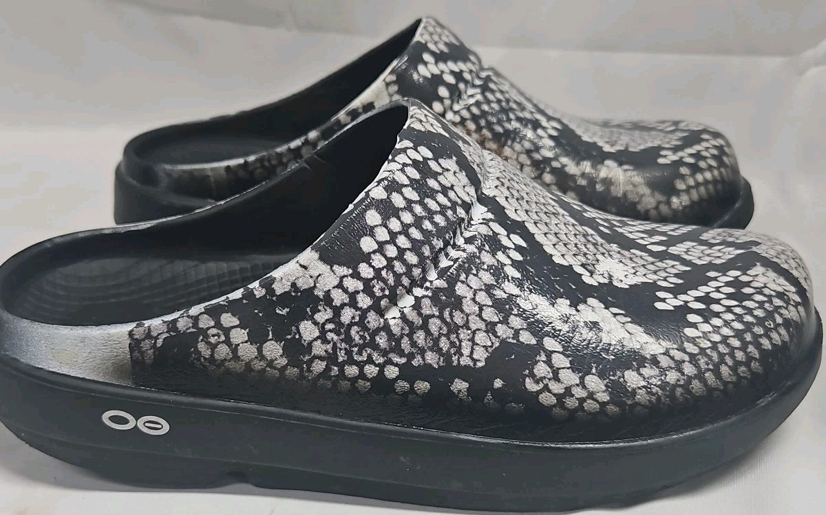 OOFOS Clogs black and gray reptile pattern Animal Print Women’s size 8 GUC