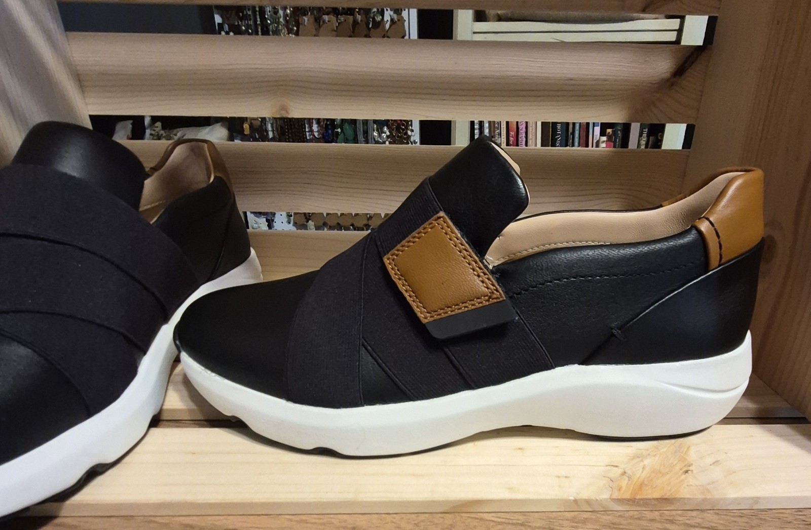 NWOB Clark’s Artisan Unstructured Tivoli Strap Blk Leather Sneakers Womens US 9