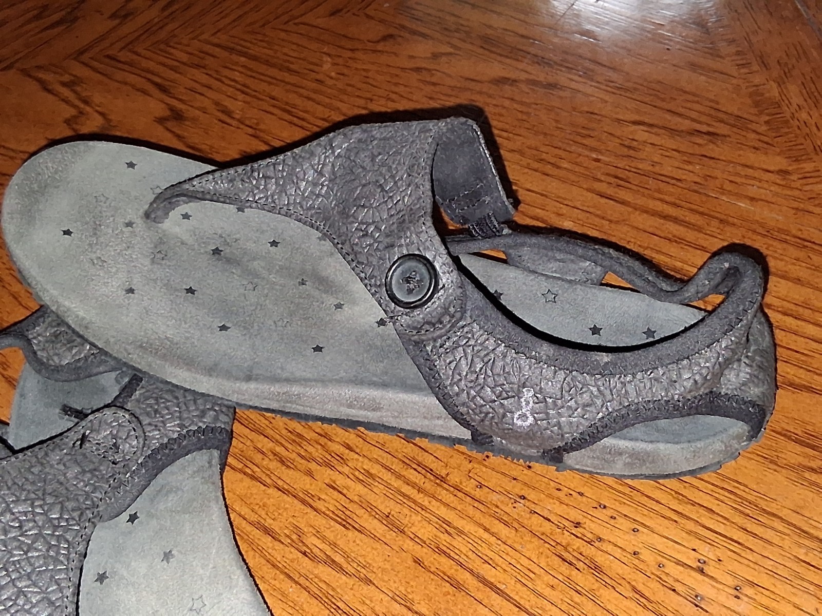 Ahnu Women’s Serena Thong Sandals Dark Gray Suede Leather Size 7 Comfy Shoes