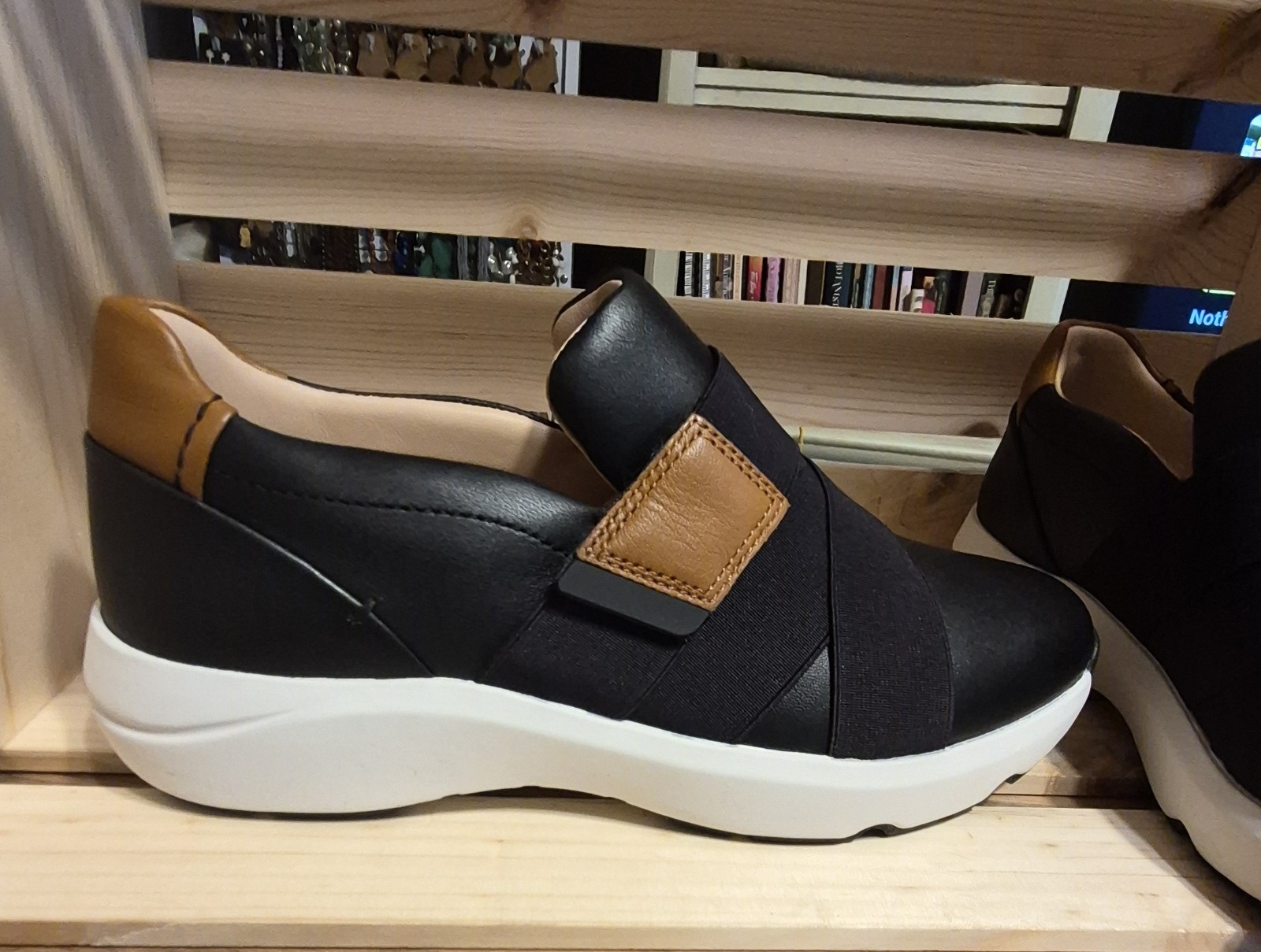 NWOB Clark’s Artisan Unstructured Tivoli Strap Blk Leather Sneakers Womens US 9