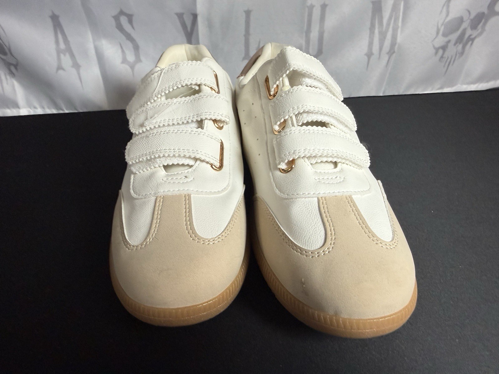 Dolce Vita Women’s Size 8.5 White Beige Hook & Loop Closure Sneaker With Defect
