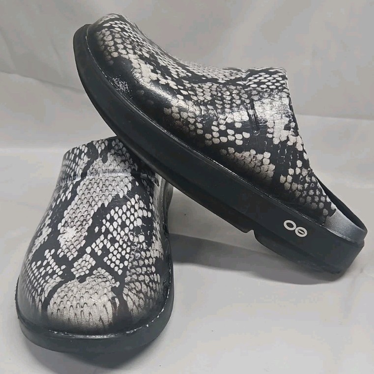 OOFOS Clogs black and gray reptile pattern Animal Print Women’s size 8 GUC