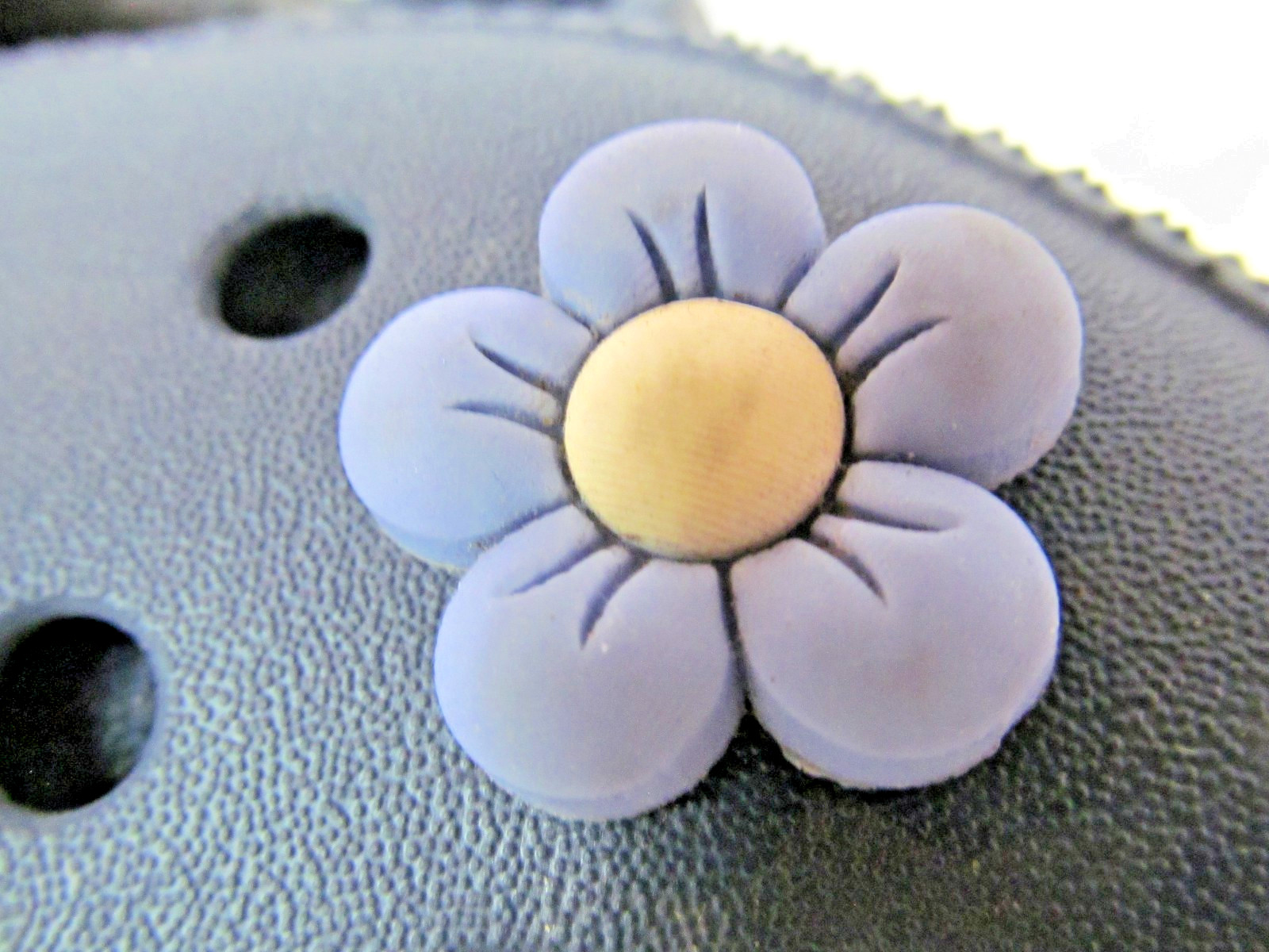 Crocs Faux Fur Lined Dark Blue Womens Size 8 Dual Comfort with cute daisy pins