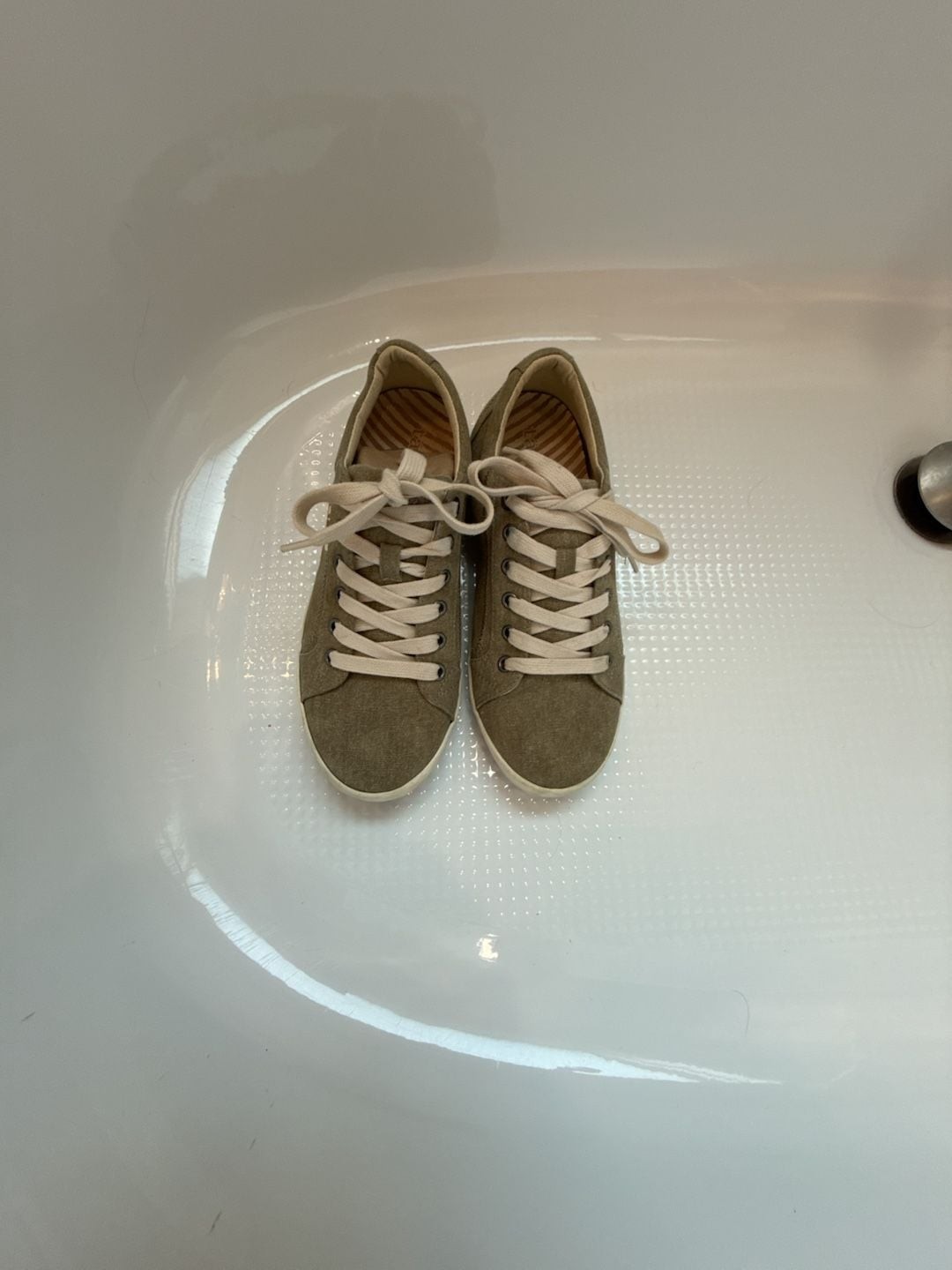 Womens TAOS Star Taupe Khaki Wash VGUC Sneakers Size 9