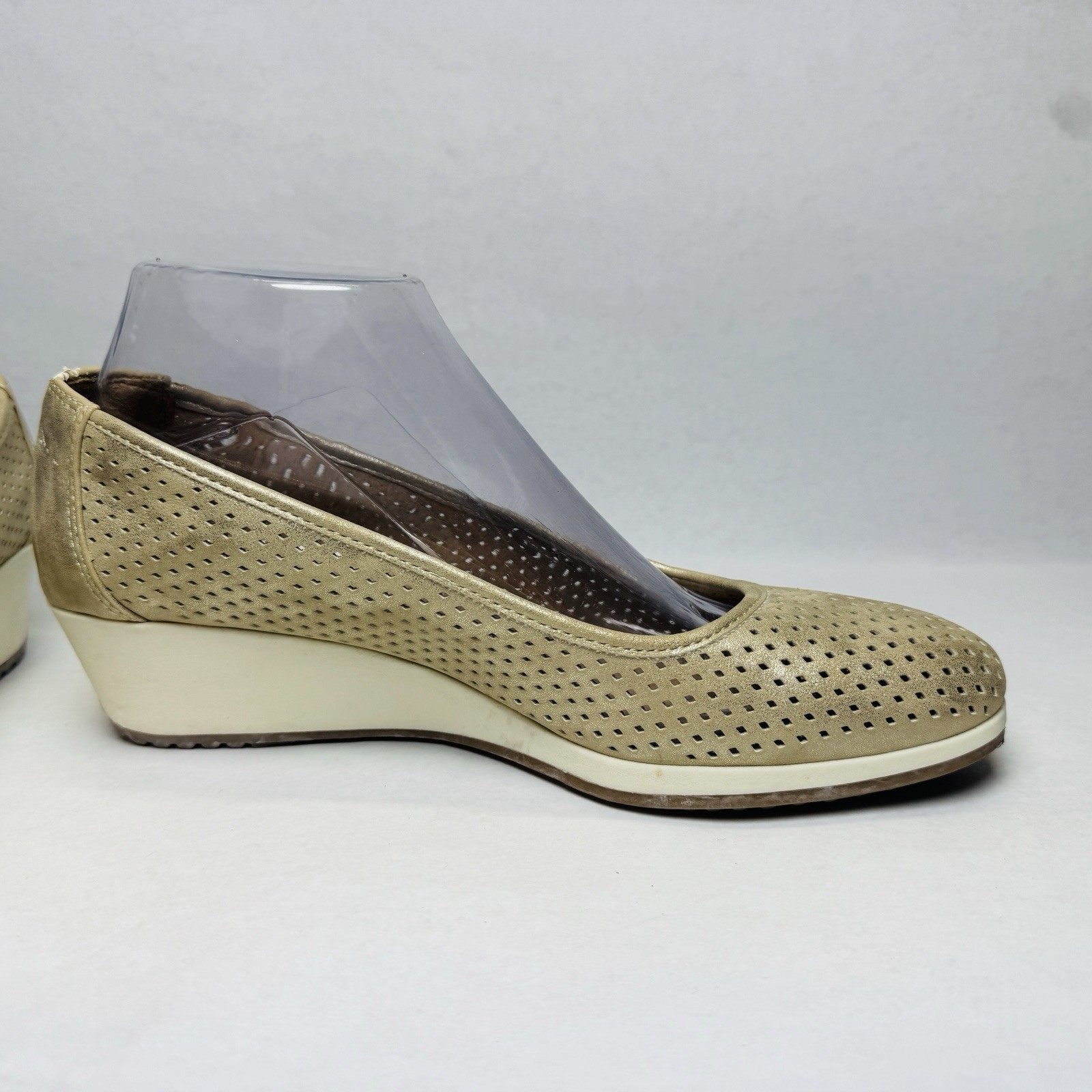 Naturalizer Betina 2 Gold Perforated Wedge Slip On Shoes Womens Sz 8 M Comfort