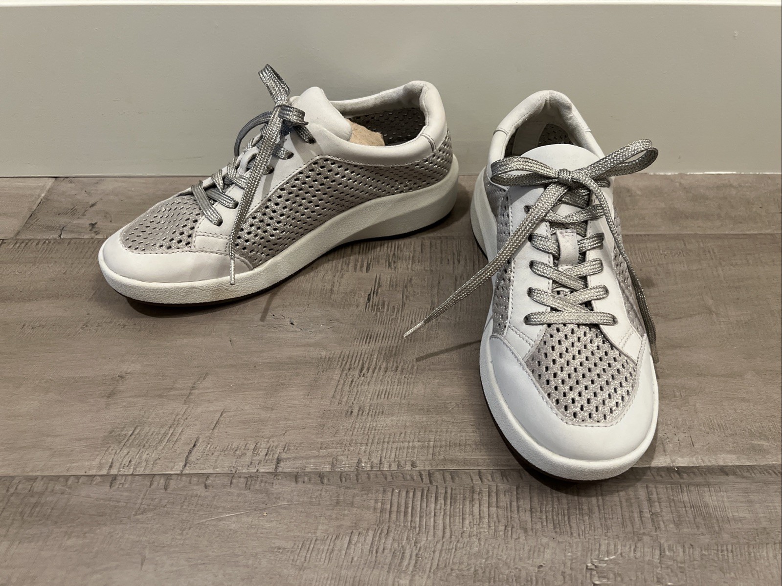 NEW OTBT Leather Casual Travel Sneaker Tennis Shoe Dove Gray Silver Athleisure