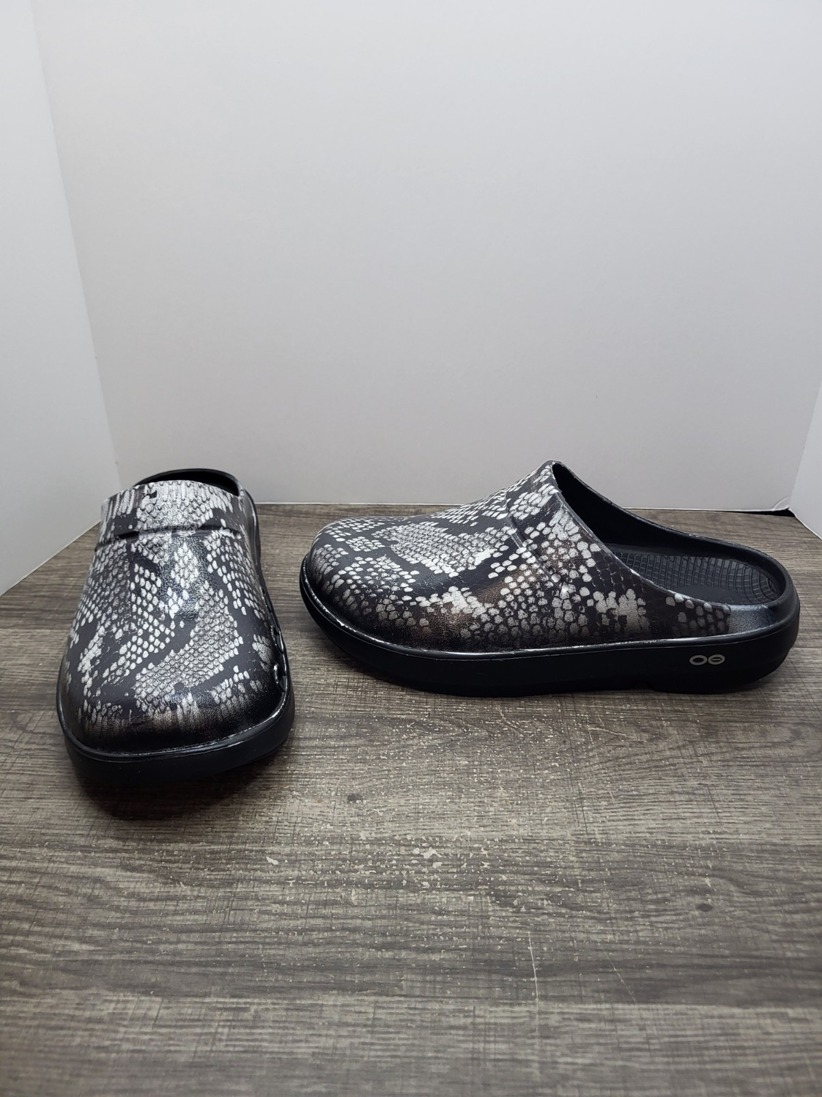 OOFOS OOcloog Clogs Black & Gray Snake Print Mule Women’s Size 10 Slip-On