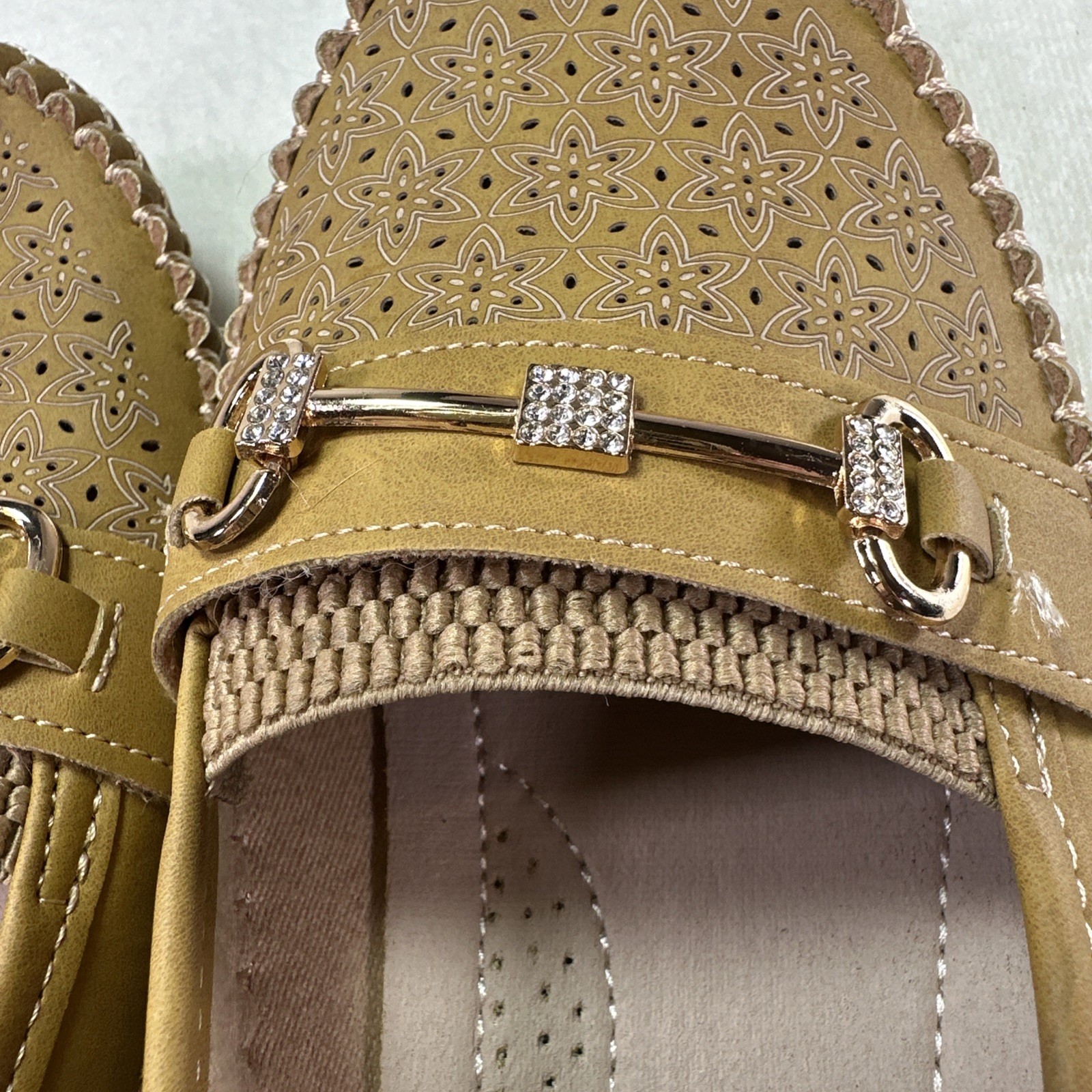 Moccasin Ambu Comfort Womens Size 7 Shoes Flat Slip On Loafers Beige Tan Nwob