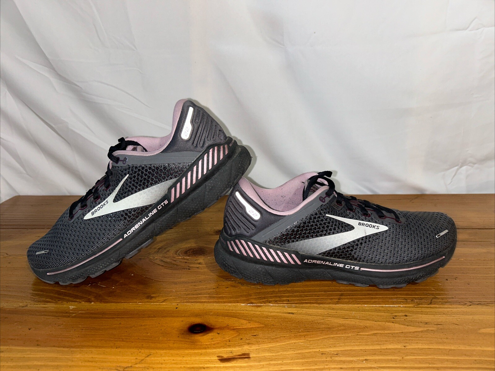 Brooks Adrenaline GTS 22 Womens Shoes Black Running Athletic Sneaker Size 10 B
