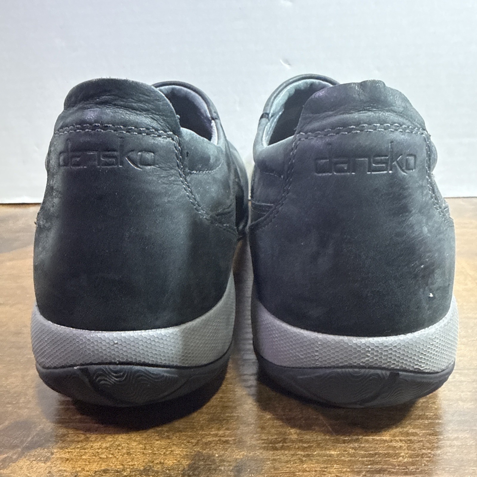 Dansko Patti Women’s 41 Black Leather Waterproof Slip-On Clogs Vibram MINT COND