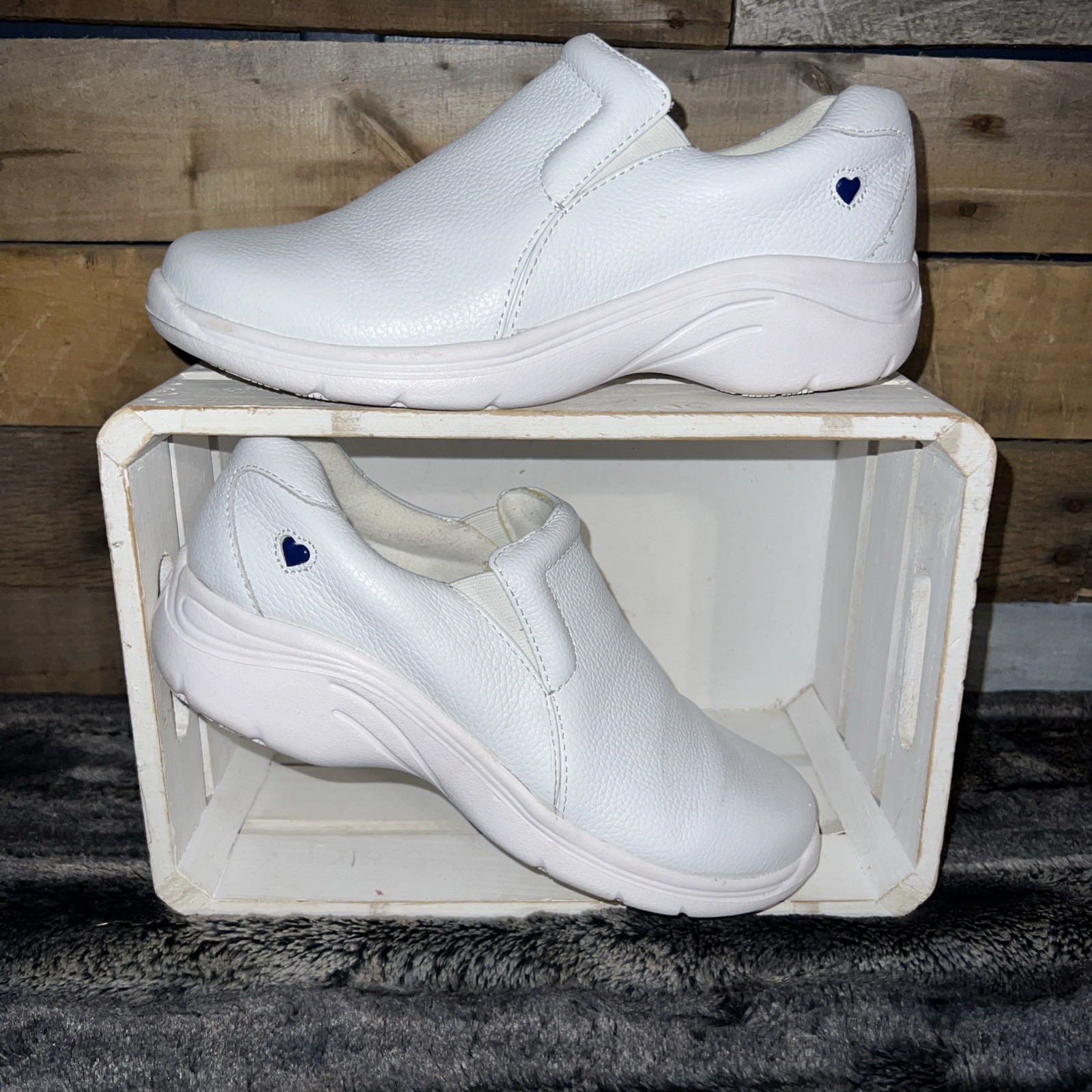 Nurse Mates Dove White Leather Slip On Work Shoe Women 8.5 WIDE Slip Resistant💙