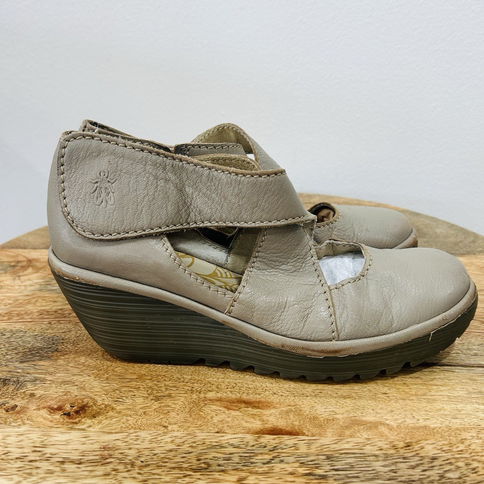 FLY LONDON Yogo Crossover Wedge Pumps 9.5 EU 40 Taupe Beige Walking Comfort