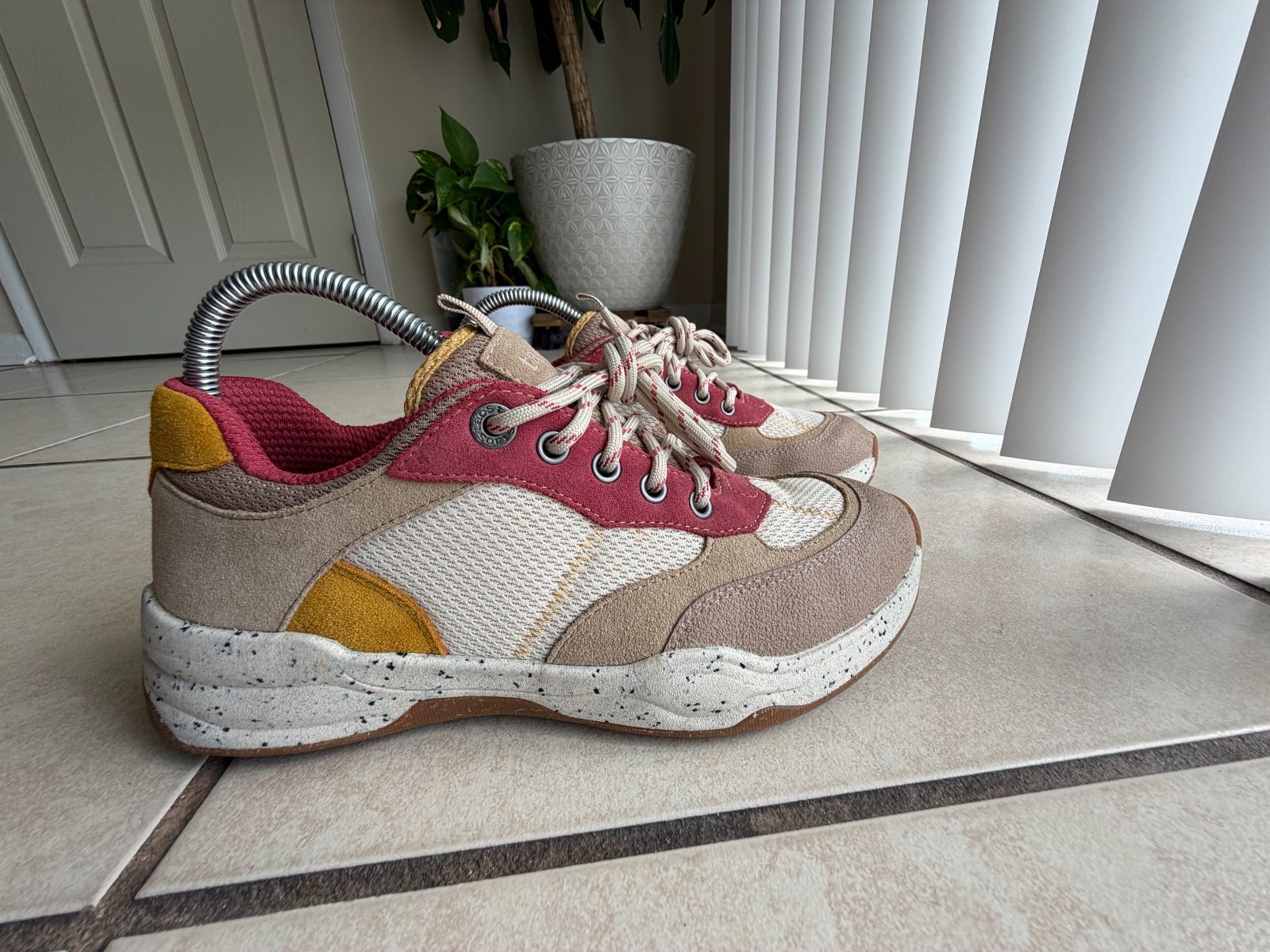 Taos Advance Women’s Comfort Sneakers Size 9.5 Desert Multi Suede Arch Support