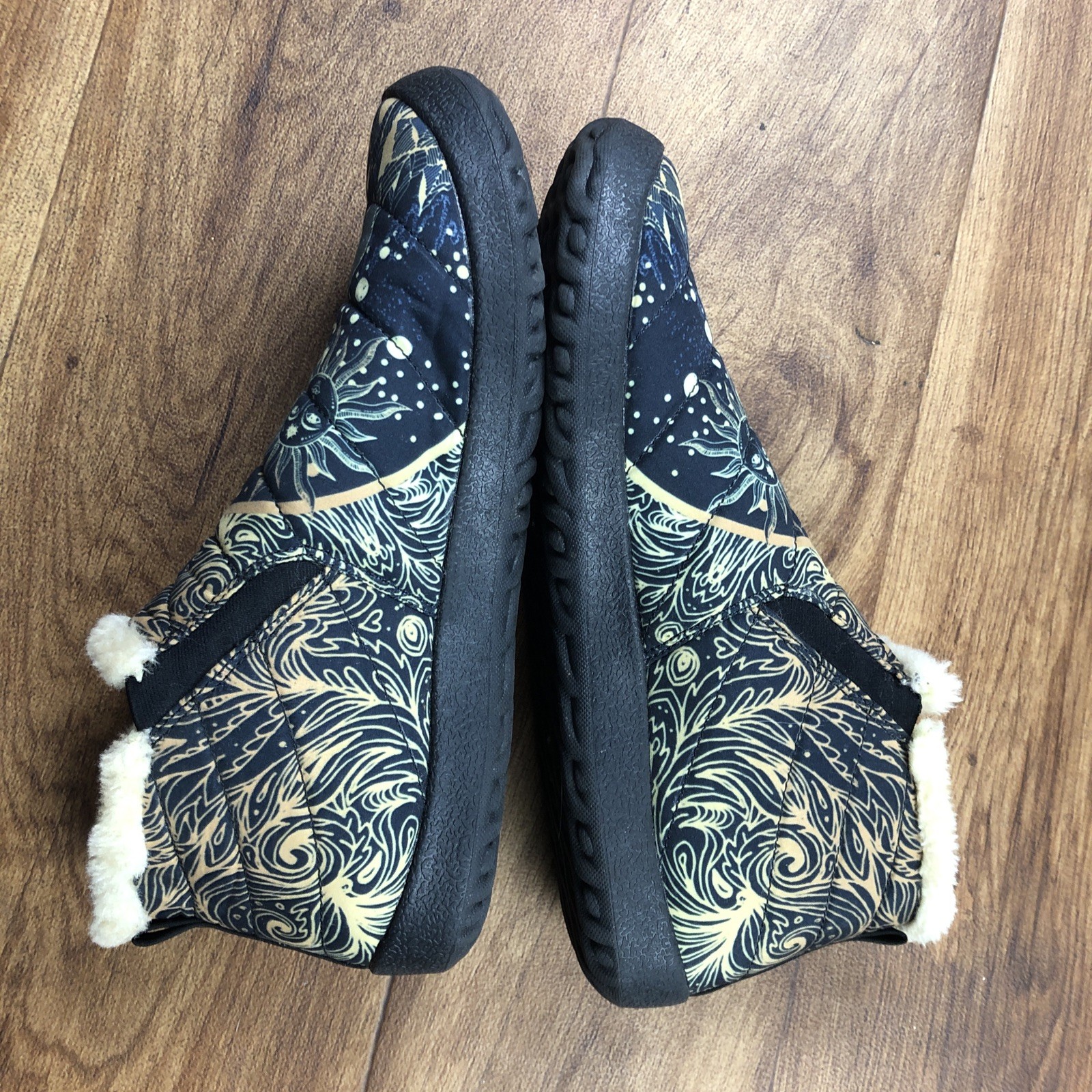 Yes We Vibe Women Sz 7.5 M Multicolor Celestial Faux Fur Lined Shoes