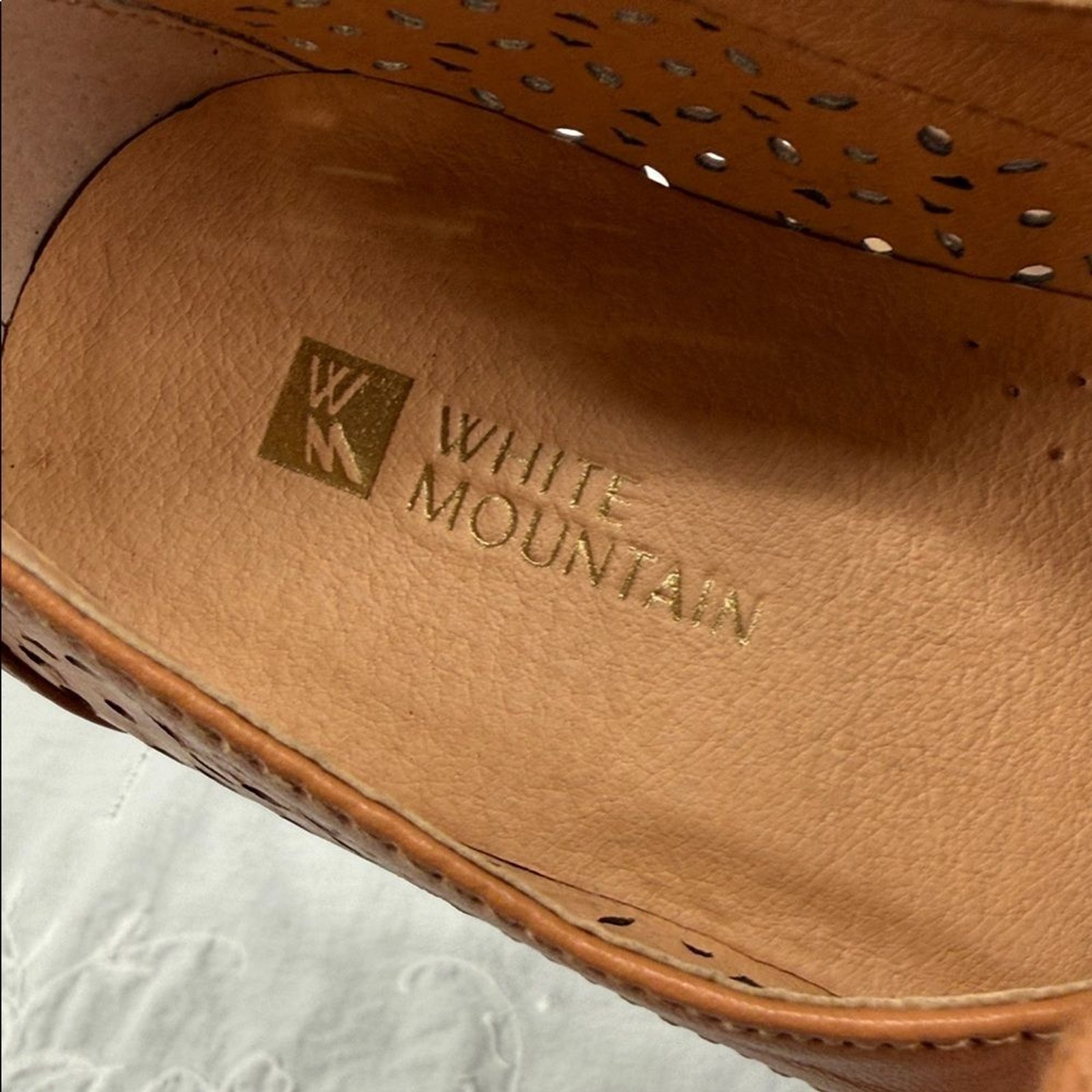 White Mountain Shoes Wm 7.5 M Tan Perforated Leather Lace Up Oxford Laser Cut