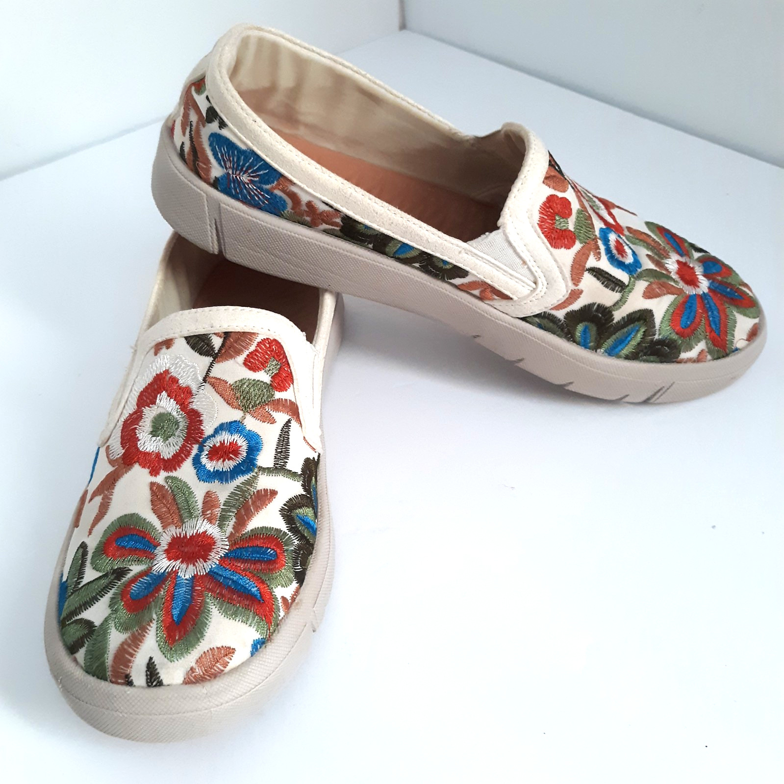 Baretraps Beech Floral Embroidered Multi/Beige Slip-On Women Sz 8M Casual Shoes