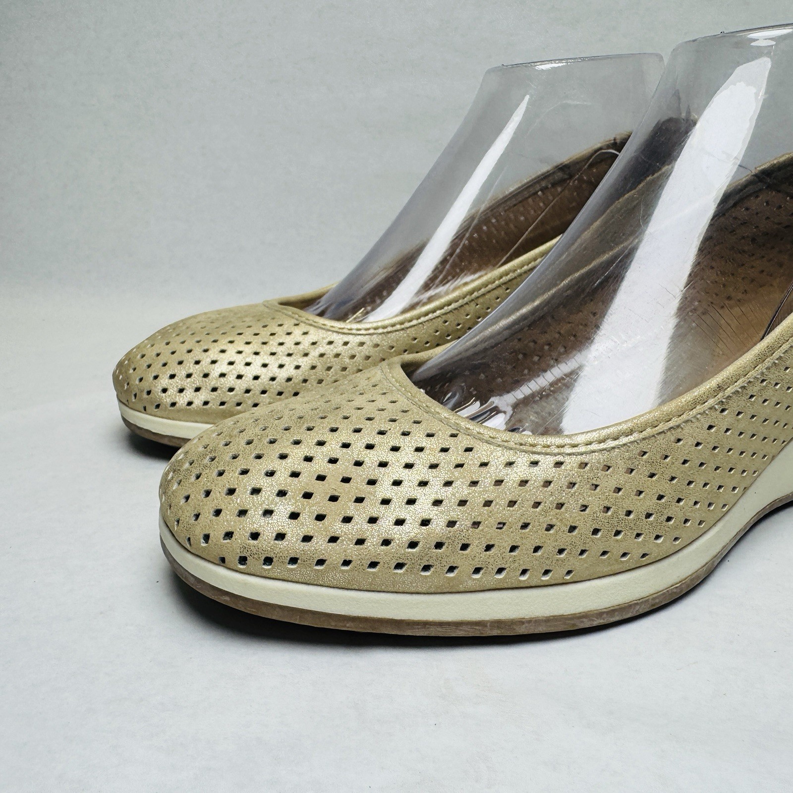 Naturalizer Betina 2 Gold Perforated Wedge Slip On Shoes Womens Sz 8 M Comfort