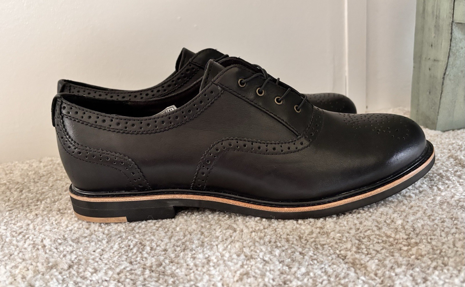 UGG Caelyn Black Leather Lace-up Oxford Shoes Size 9.5 NWOB