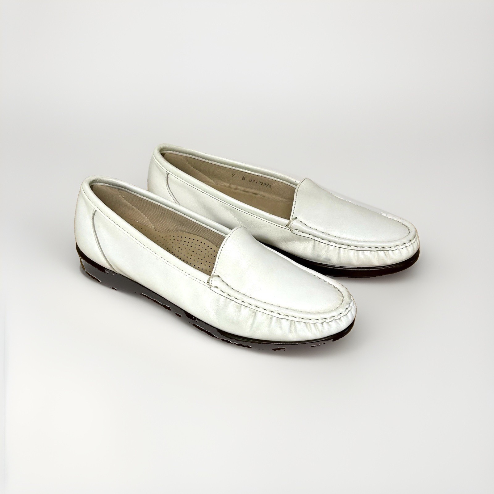 SAS Leather Loafers Sz9N White Tripad Pearl Bone SlipOn Simplify Comfort Preppy