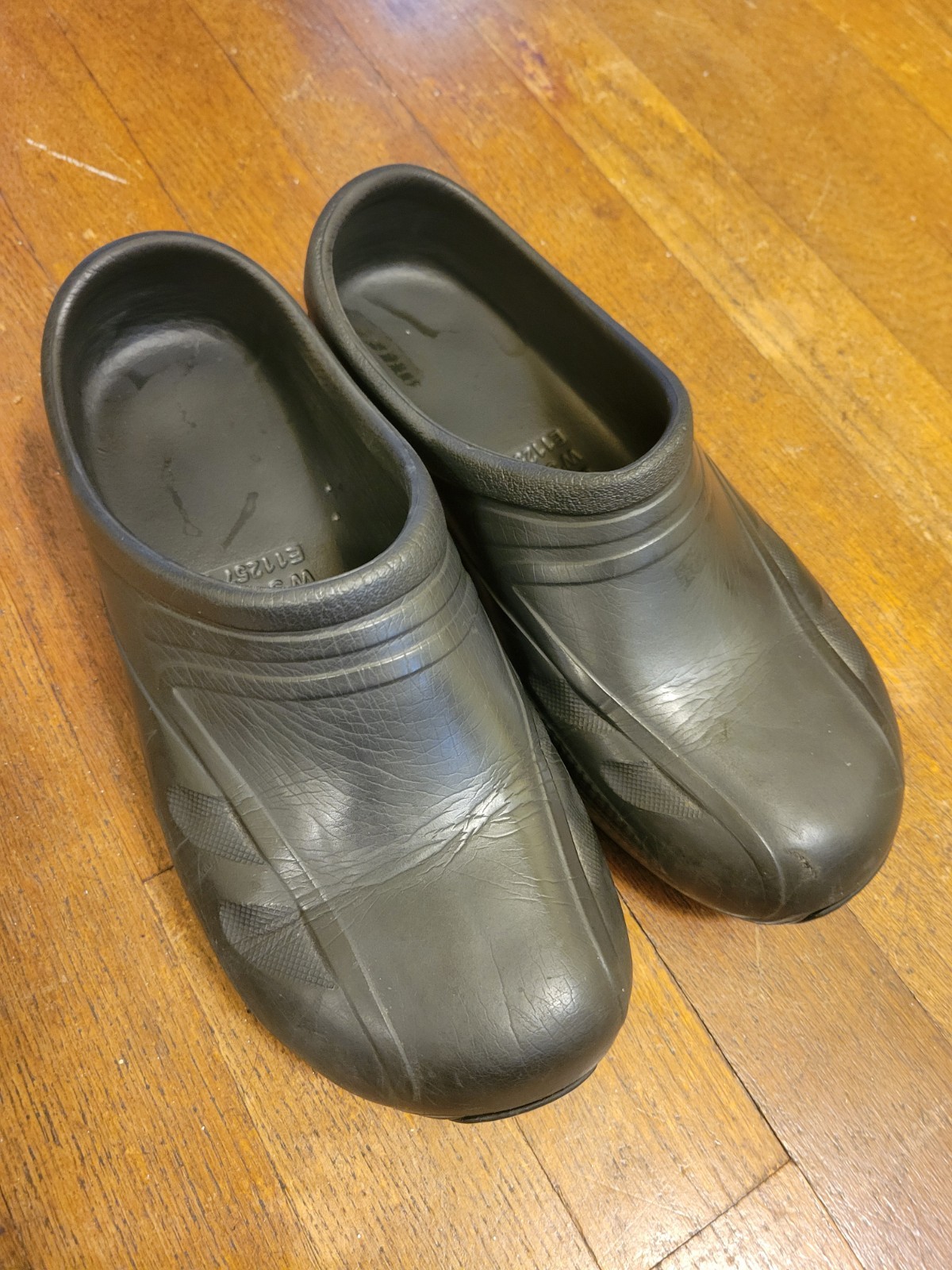 Anywear Clogs, Nursing Clogs for Women & Men Size W7, M5 Black