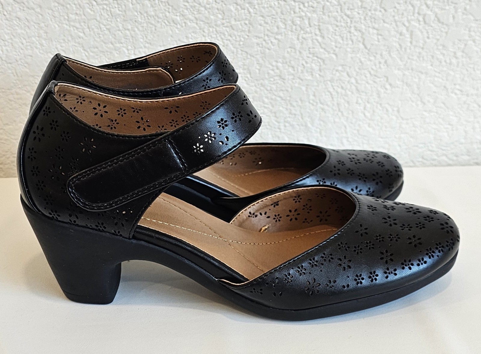 Easy Spirit Women’s Black Mary Jane Heels Size 5.5M Comfort Hook & Loop…
