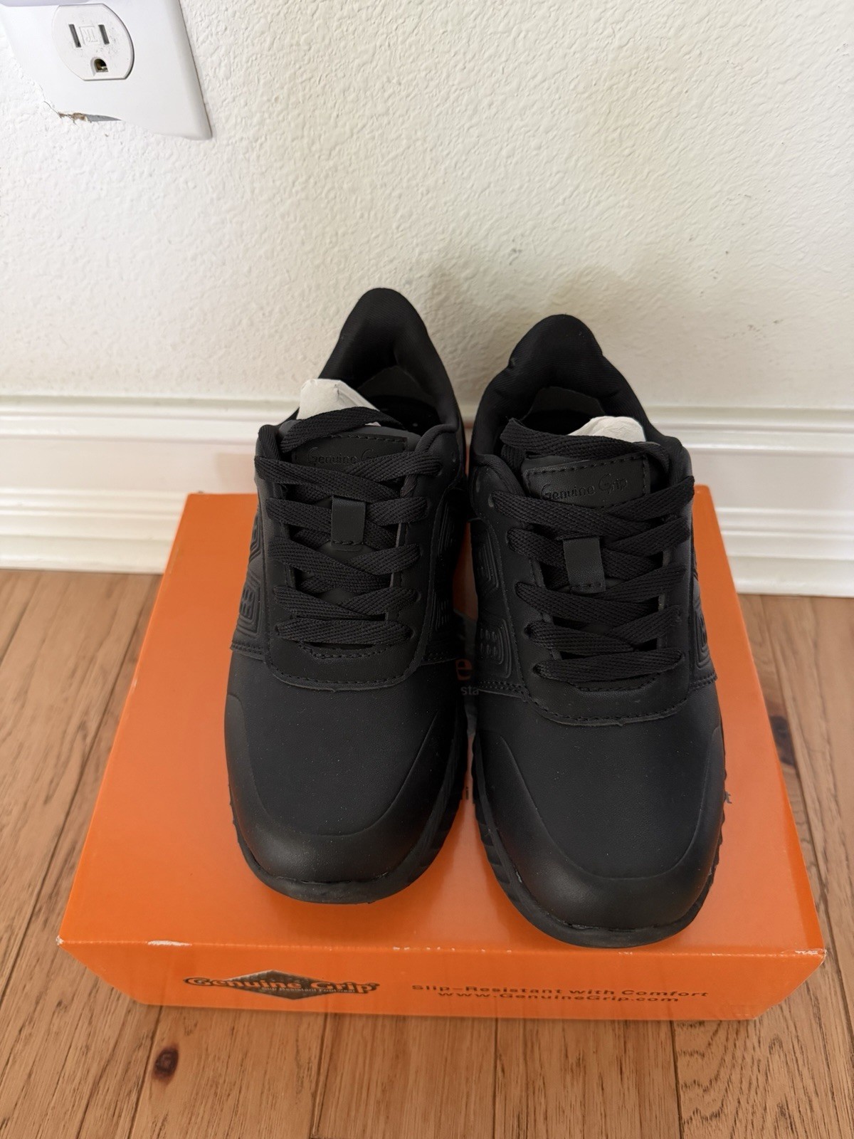 Genuine Grip 150 Women’s Black Slip Resistant Work Shoes Size 8M New in Box