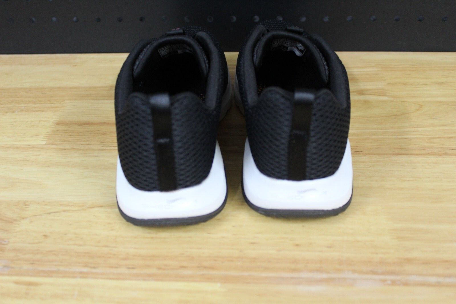 Skechers GOWalk Air Mesh Bungee Sneakers – Whirl-Black-7.5M-A395448-PreOwned