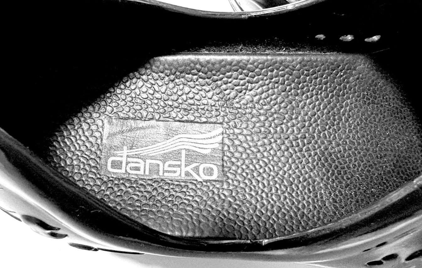 Dansko Pixie Clogs Black Embossed Pattern Ventilation Holes Waterproof Sz 39 8.5