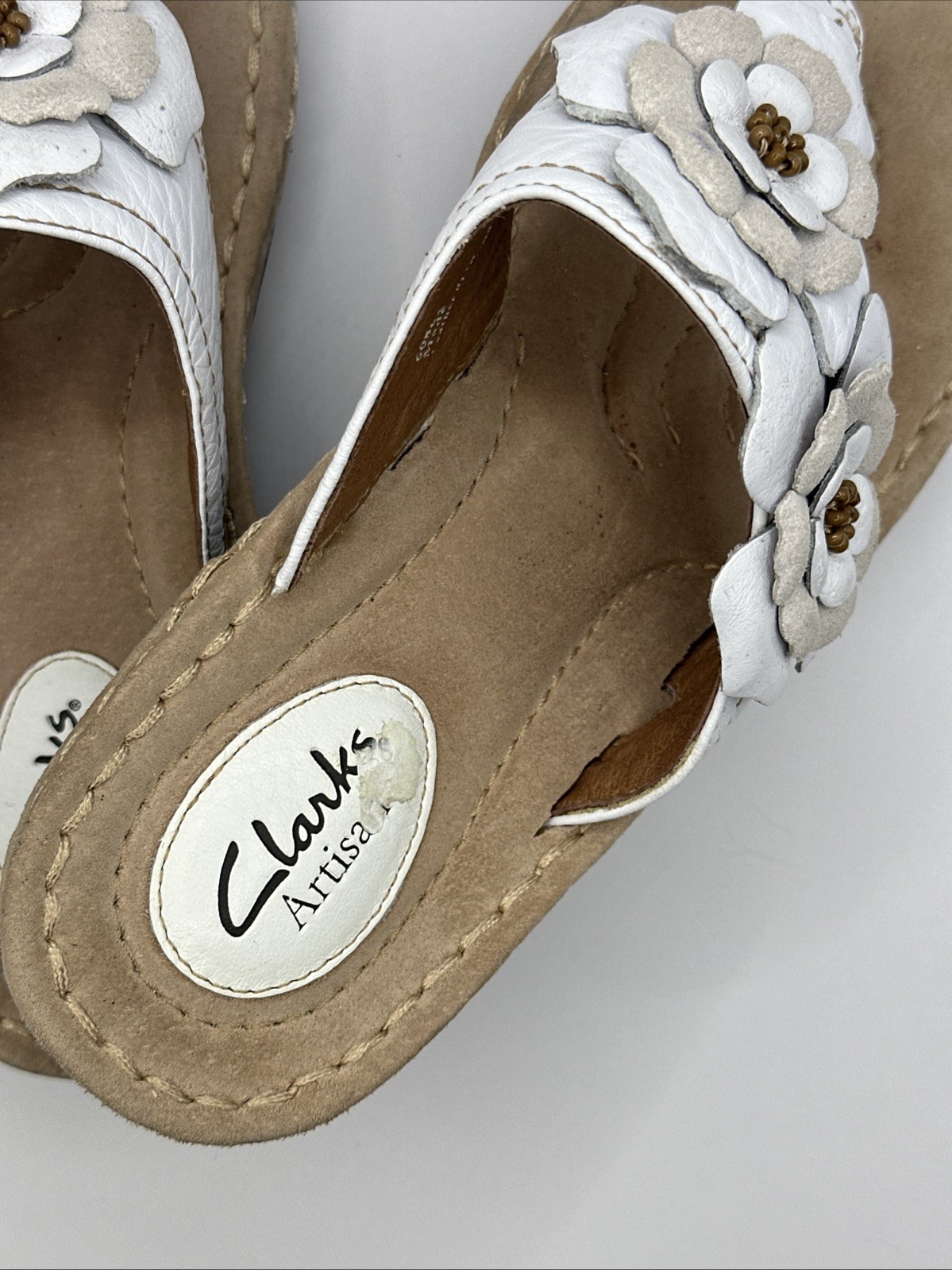 Clarks Artisan Women’s Comfort Leather Shoes Size 7M White Beige Flowers Slip On