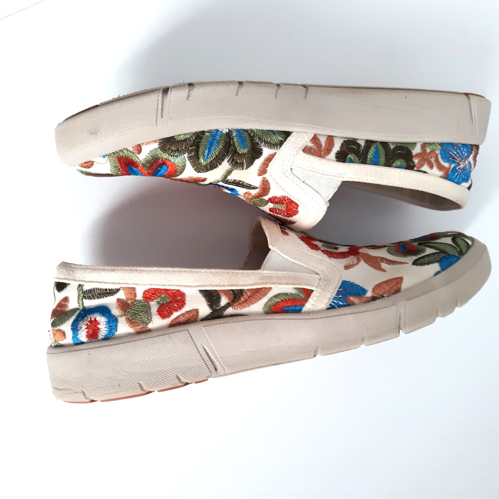 Baretraps Beech Floral Embroidered Multi/Beige Slip-On Women Sz 8M Casual Shoes
