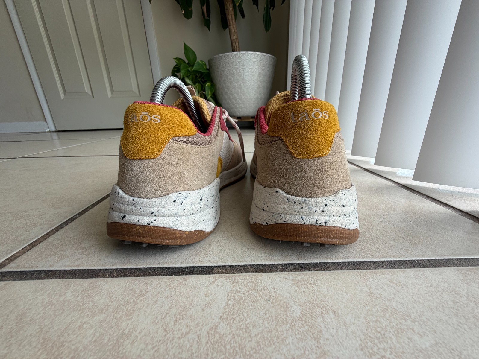Taos Advance Women’s Comfort Sneakers Size 9.5 Desert Multi Suede Arch Support